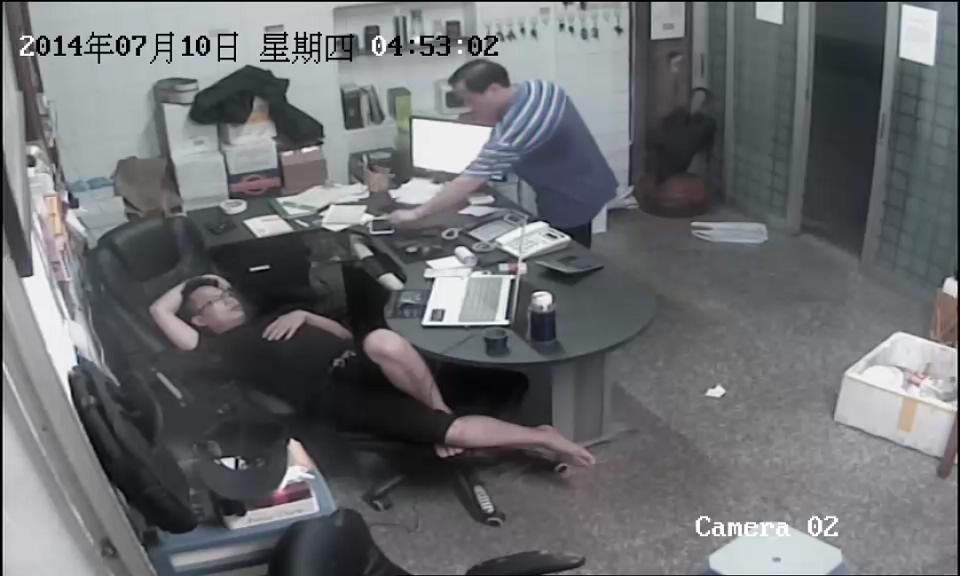 “大叔级”小偷凌晨潜入拿走两部手机