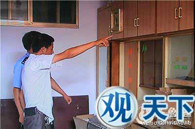 小偷入室行窃看小说入迷 被发现后仍拿书不放