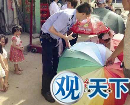 烈日下孕妇路边产子 众人打伞围出爱心产房