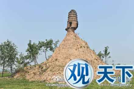 山西祁县惊现“塔坚强” 底部悬空屹立土堆上