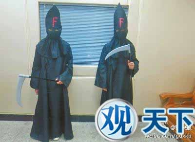 中学生街头玩动漫秀 被疑恐怖分子遭鸣枪示警