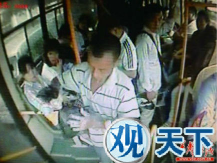 男子公交玩火被大妈一掌拍灭