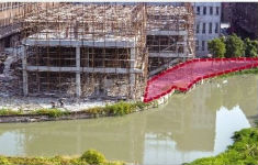 西北角建了厂房,河道怎么越来越窄了? 施工队拆掉河岸围堰,偷偷在河里打桩!