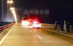温州大桥一轿车自燃 高速堵车半个多小时