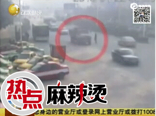 淡定姐横穿马路撞飞摩托 爬起来继续赶公交
