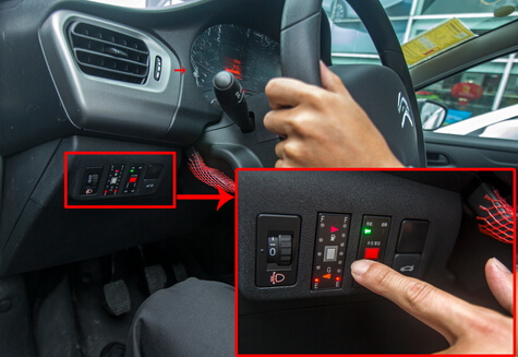 图为:在双燃料出租车的左侧,安装有油气转换开关和燃气泄露警报器