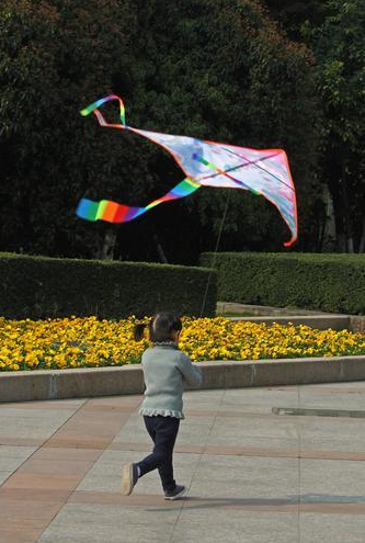 昨天下午,繡山公園,一個小女孩在放風箏. 溫都記者 姚卡/攝