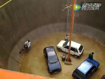 【看看爽】这么小的空间,这是用生命在开车