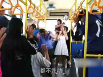 【看看爽】公交车上打劫,结果被打成“猪头”了