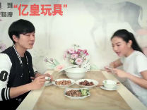 【看看爽】吃饭拍照,妹纸把手机煲汤了