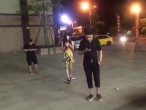 【看看爽】扔钱钓妹子,这哥们杯具了~~