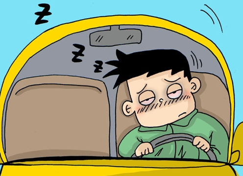 司机疲劳驾驶 轿车一出隧道就一连撞倒四棵树