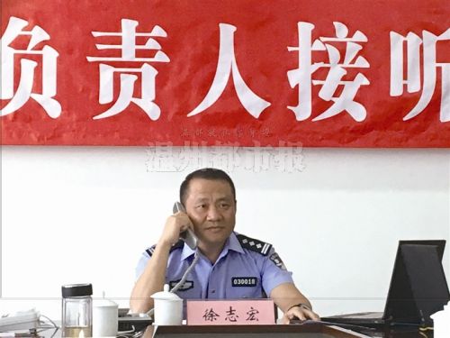 徐志宏在接听市长专线.