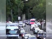 【看看爽】实拍德国市民给救护车让路 几秒内出现生命通道
