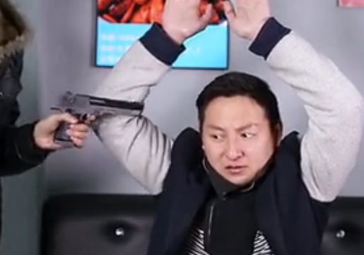 【看看爽】这个男人吃个饭惊动警察,阵仗真大!