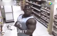 健美运动员在超市看到摄像头后 职业病又犯了...
