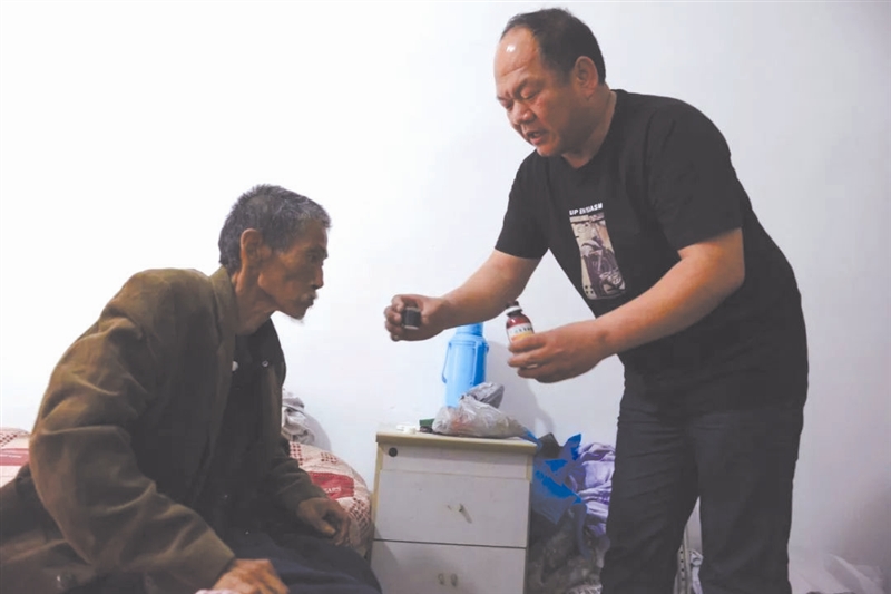 献爱心的温企老板郑新书  收养流浪老人40年 