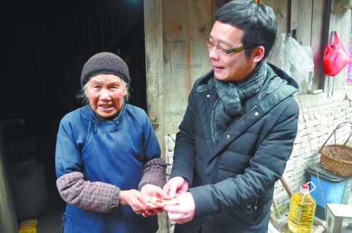 当天,温州益路行义工队队长陈招乐百忙之中抽空驱车下乡送爱心,此前他