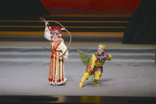 国家一级演员、上海昆剧团团长谷好好(左）演绎昆曲《借扇》