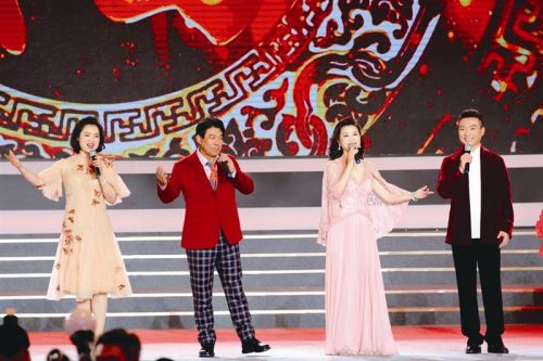 歌唱家白雪（左一）和朱时茂、康辉等人演唱歌曲《春节序曲》