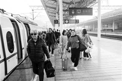 搭乘鳌江站首行始发终到列车的乘客正陆续上车。