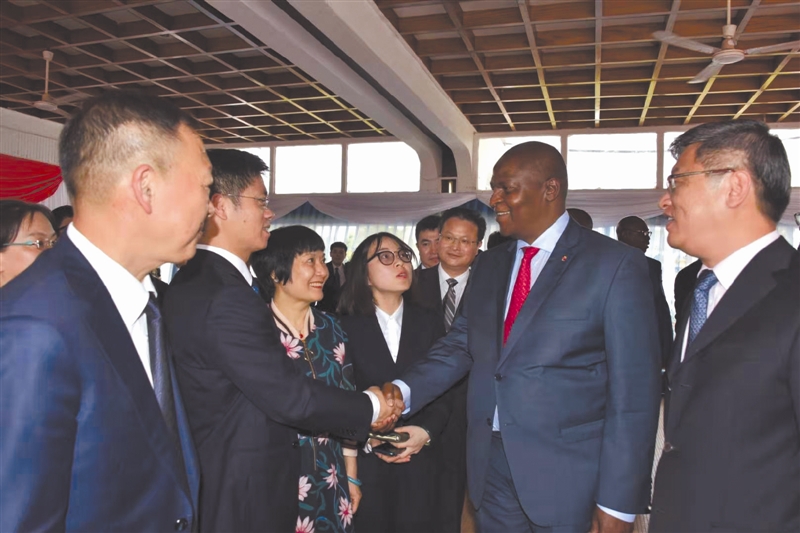 温州都市报头版导读11名温州医疗团队人员一个月救治900多人中非总统