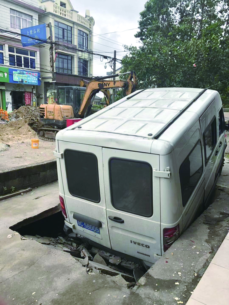 贪便利借人家道坦通行岂料下有坑 路塌车陷