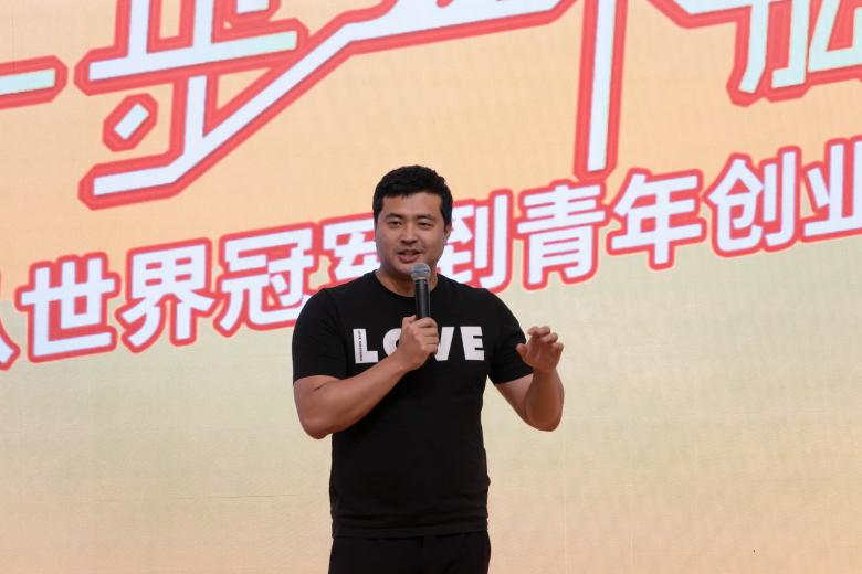 从世界游泳冠军到优秀青年创业者0202吴鹏与温商学子分享奋斗的