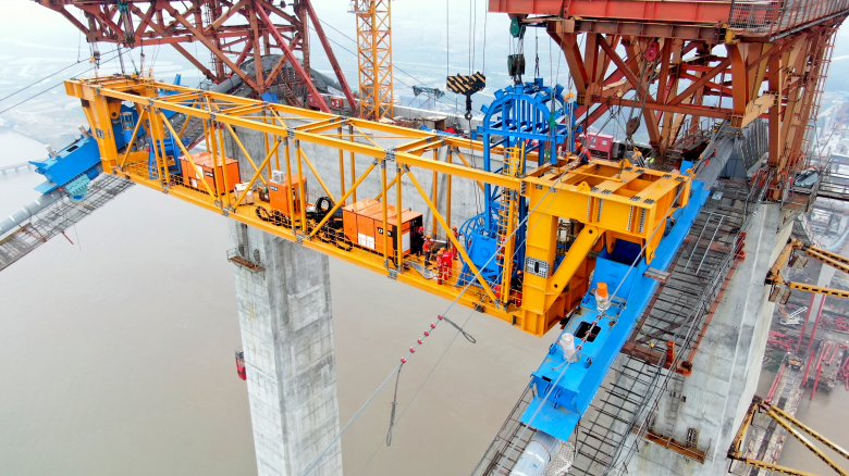 力拔千吨气盖世国内最大缆载吊机在温州瓯江北口大桥安装完成