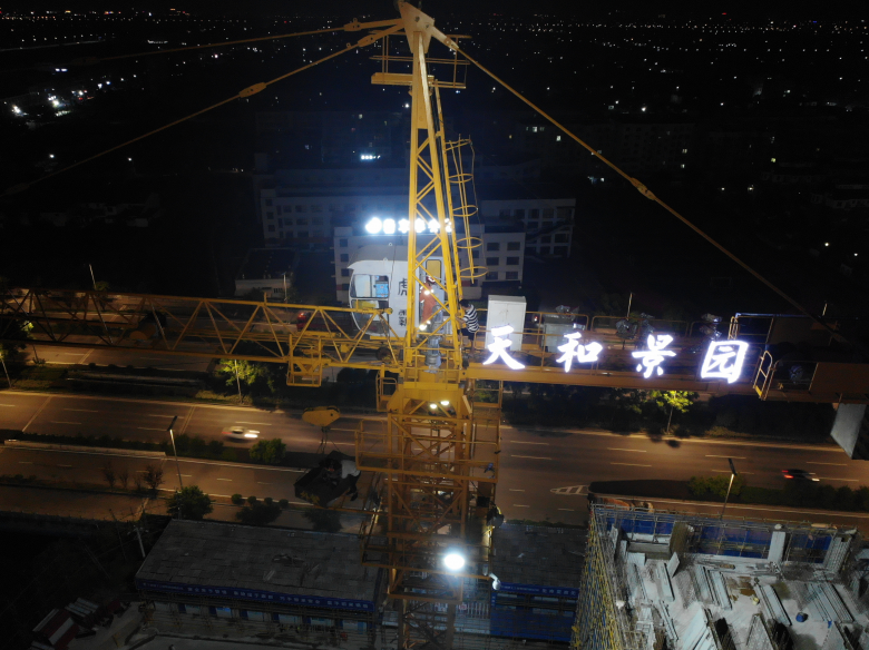 男子被困40米高塔吊上消防员高空救人