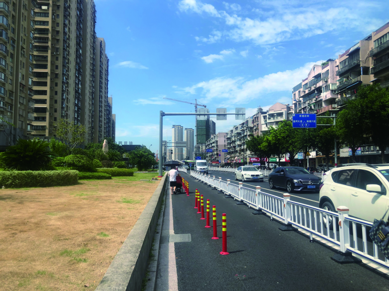 这里的人行道走着走着就没了 部门回复:将在二期完善道路,新建人行道