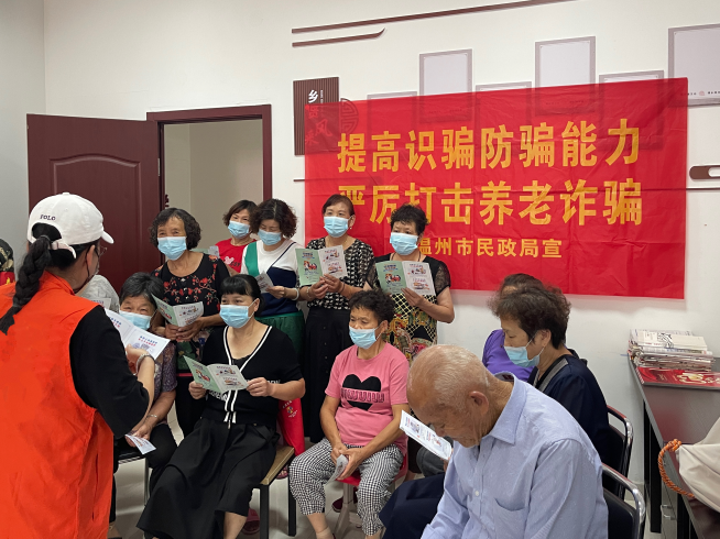 【《条例》普法进社区】迎国庆情暖重阳节，义诊普法暖人心