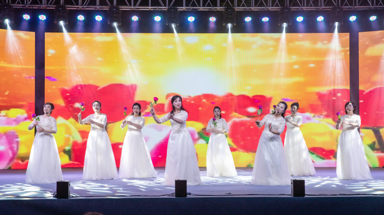 妇声表演唱《相逢是首歌》 毕建钢摄.jpg