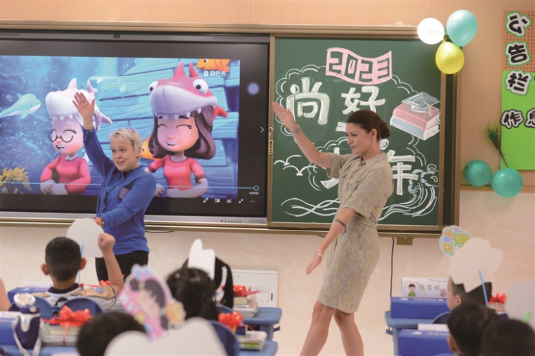 外教给学生上课.jpg