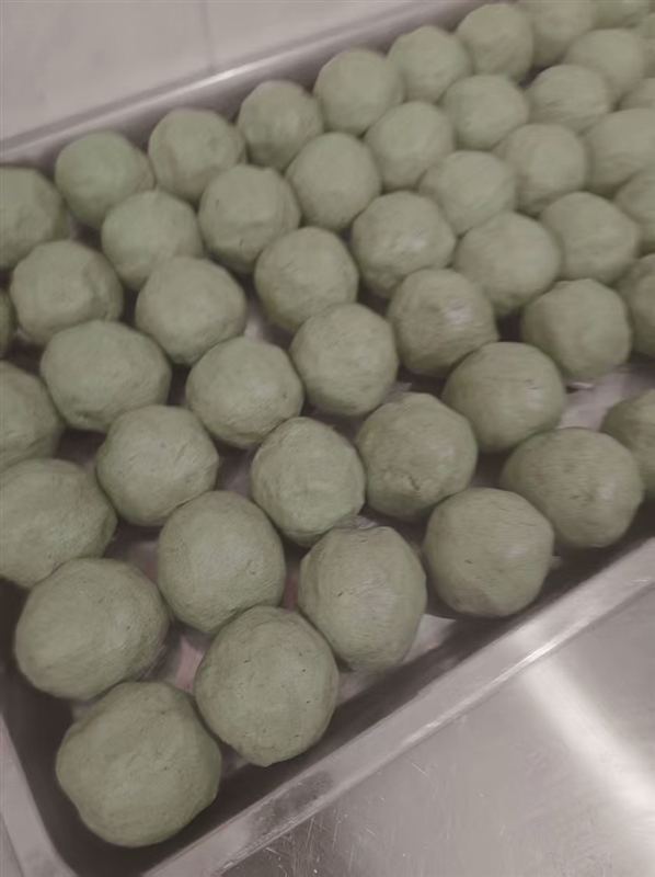 1742196370450.jpg 刚包好的棉菜饼.jpg