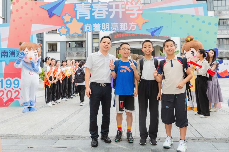新学期，彭来桂与新生一起承梦启学。.jpg