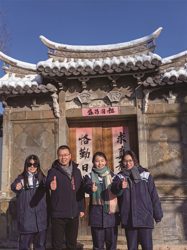 2024年初，温州大雪之日，蔡朝晖与学生互动。.jpg