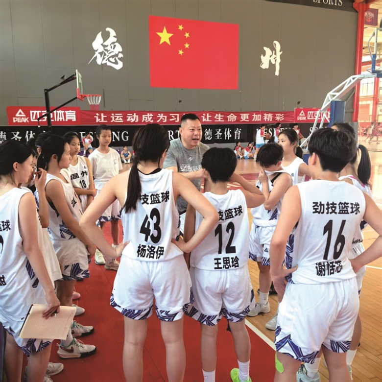 赵茂勇在为队员布置战术.jpg