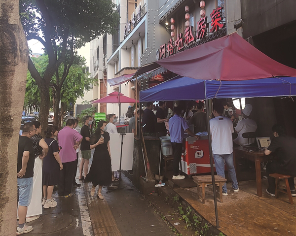 阿格啦私房菜前面排起了队伍.jpg