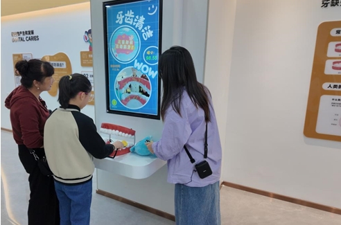 1754959672433.jpg 儿童玩牙齿清洁.jpg