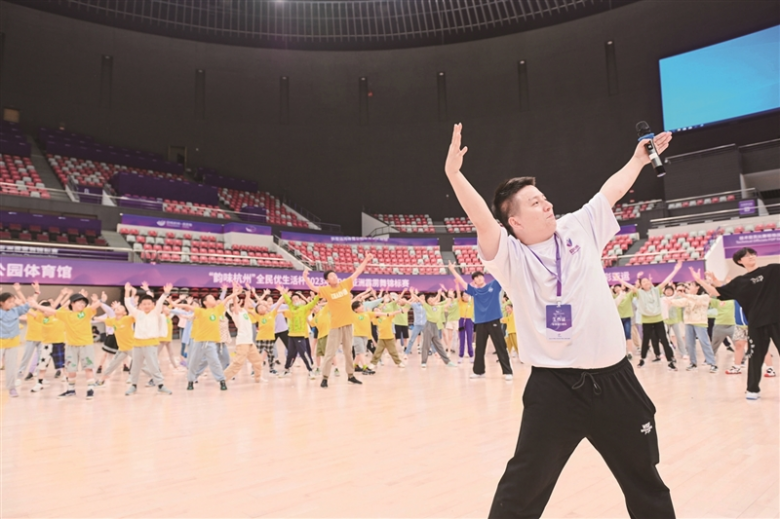 杭州亚运会场馆里郑铭伟带领团队跳操.jpg