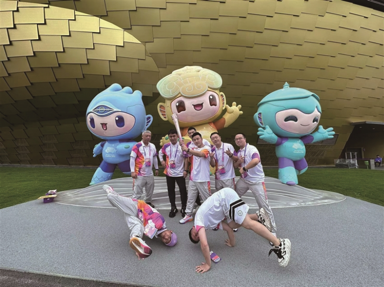 郑铭伟与同事参加杭州亚运会.jpg