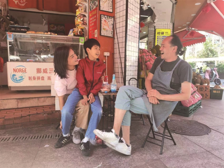 蕾哥、静姐与儿子在店门口聊天.jpg